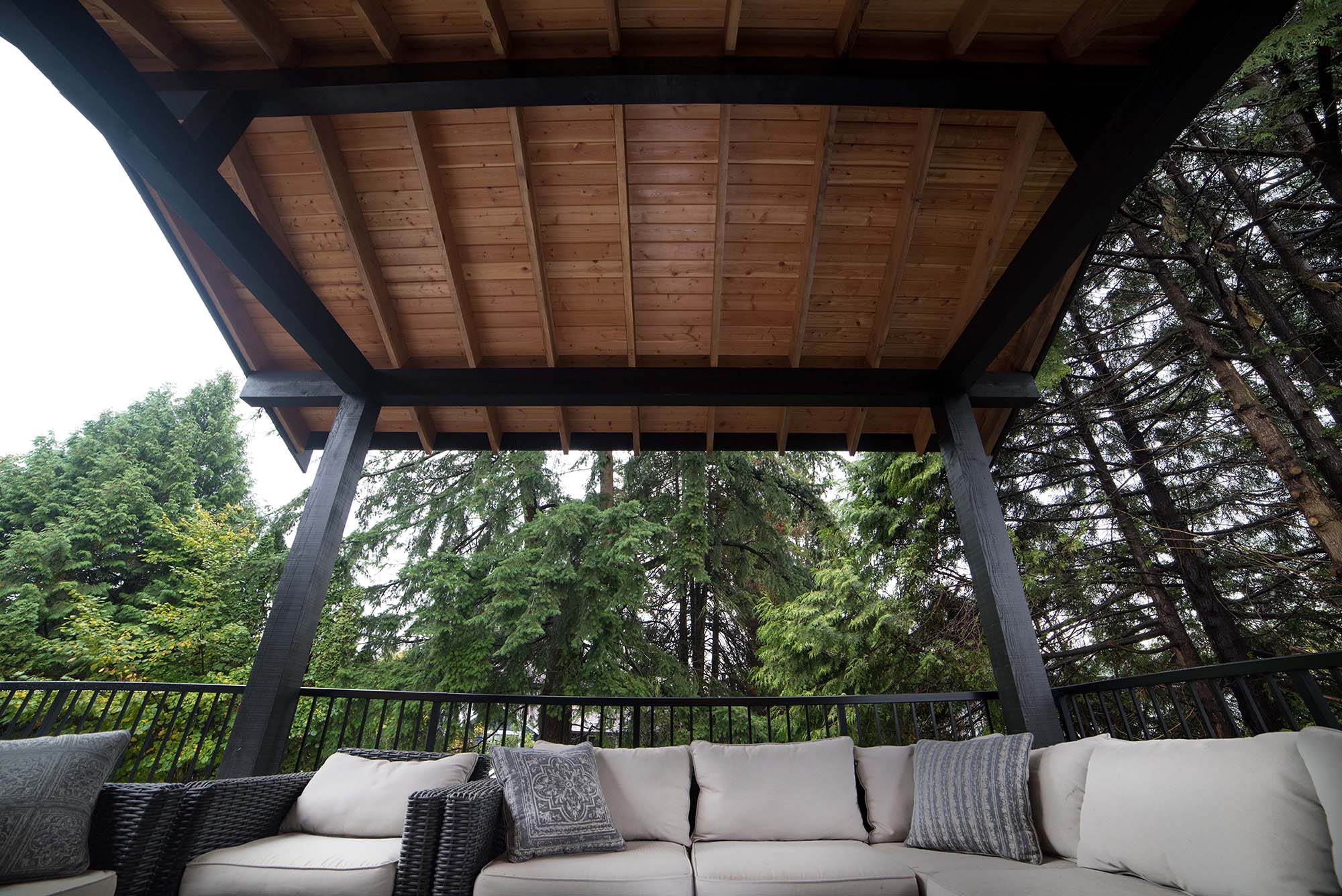 patio-chairs-wooden-ceiling